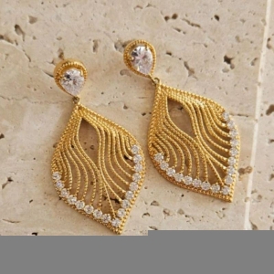 Brinco Gota Cravejado de Zirconia Pendurado
