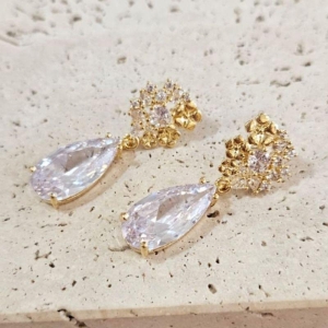 Brinco Gota Pendurada com Pedra Cristal