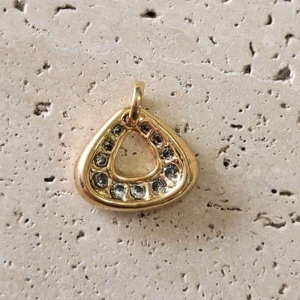 Pingente Triangular Cravejado (1,5x1,2cm)
