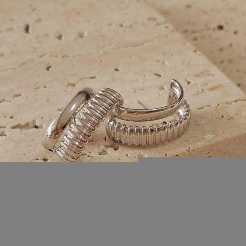 Brinco Ear Hook Liso e Texturizado