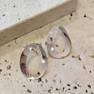 Brinco Oval Vazado Ondulado