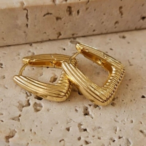 Brinco Argola Triangular Risca de Giz Gde