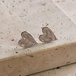 Brinco Coração Liso com Margem Lateral