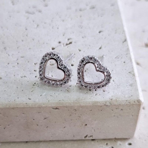 Brinco Coração Vazado e Cravejado