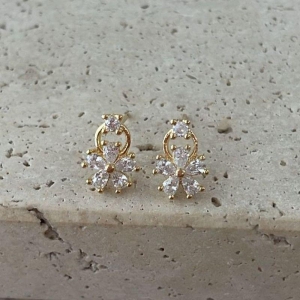 Brinco Florzinha Cravejada Cristal