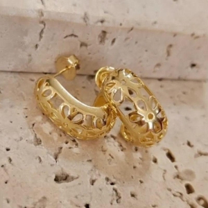 Brinco Meia Argola com Flores Vazadas