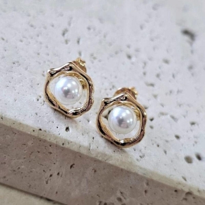 Brinco Perola Base Redonda Trabalhada