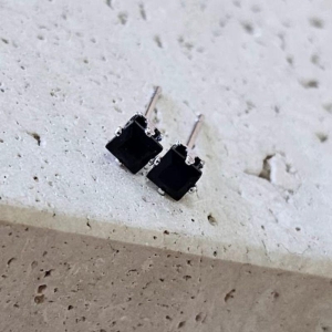 Brinco Quadrado Pedra Preta Peq
