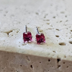 Brinco Quadrado Pedra Rosa Mini