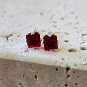 Brinco Quadrado Pedra Vermelho Peq