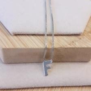 Gargantilha Letra F Mini