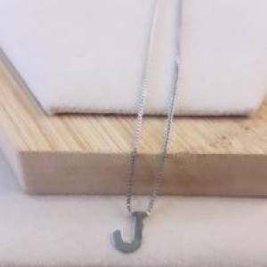 Gargantilha Letra J Mini