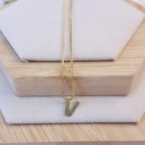 Gargantilha Letra V Mini