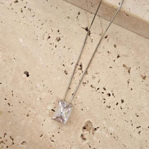 Gargantilha Pedra Cristal Retangular 45cm