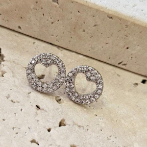 Brinco Coração Redondo Vazado Cravejado