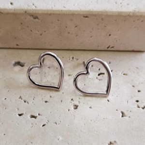 Brinco Coração Torto Vazado