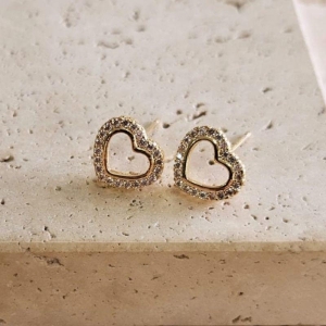 Brinco Coração Vazado e Cravejado
