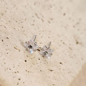 Brinco Ponto de Luz Quadrado 4mm