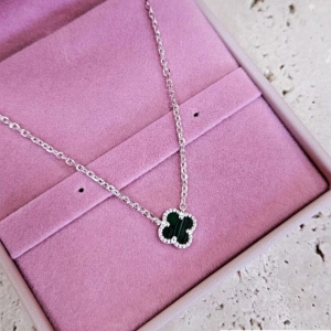 Gargantilha Cartier Fina Trevo Malaquita 45cm