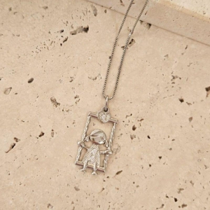 Gargantilha Menina no Balanço 45cm