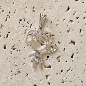 Pingente Menina Coração Chapinha (1,8x1,6cm)