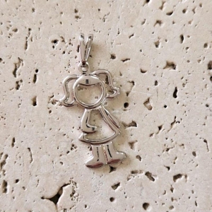 Pingente Menina Vazada (2,2x1,2cm)