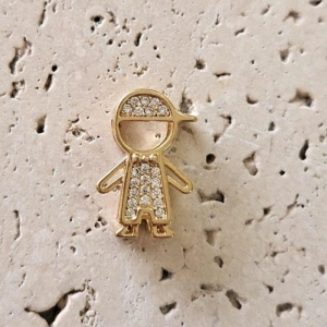 Pingente Menino de Boné Cravejado (1,5x1,0cm)