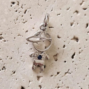 Pingente Menino Pedra Azul (1,5x0,8cm)