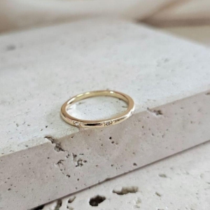 Anel Aliança Lisa com Pontos de Luz