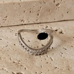 Anel Cravejado de Micro Zirconia c/ Pedra Preta