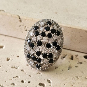 Anel Oval Zirconias Cristal e Negra