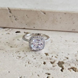 Anel Quadrado Caixa Alta Cravejado em Volta