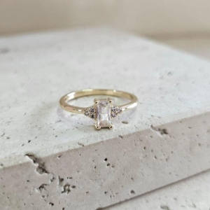 Anel Solitario Retangular com Pedras Laterais