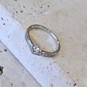 Anel Solitario em V com Zirconia