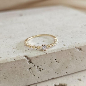 Anel Solitario Pedra Cental Texturizado