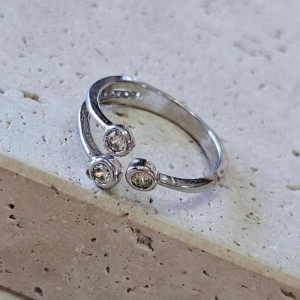 Anel Tres Zirconias R