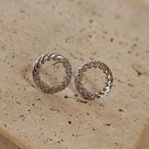 Brinco Aro Torcido e Cravejado