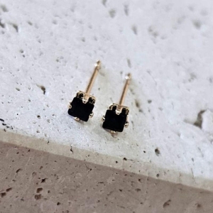 Brinco Quadrado Pedra Preta Mini