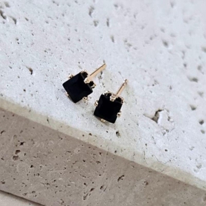 Brinco Quadrado Pedra Preta Peq