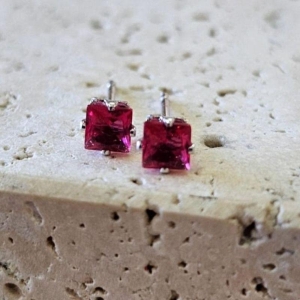 Brinco Quadrado Pedra Rosa Peq