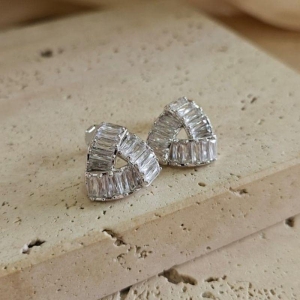 Brinco Triangular Zircônia Navete