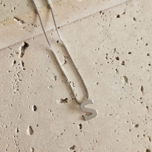 Gargantilha Letra S Mini 45cm