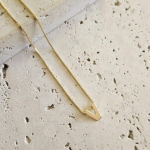 Gargantilha Letra V Mini 45cm