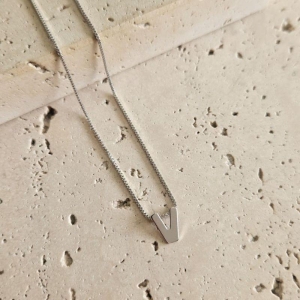 Gargantilha Letra V Mini 45cm