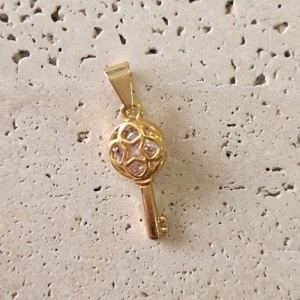 Pingente Chave com Zircônia Embutida (2,0x1,0cm)