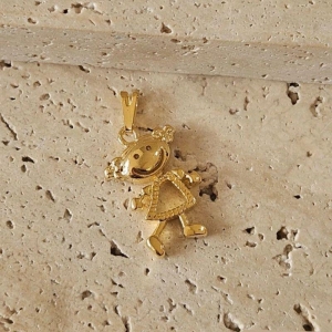 Pingente Menina Feliz Vazada (2,0x1,3cm)