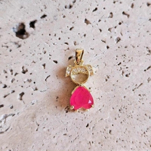 Pingente Menina Pedra Coração Pink (1,6x1,0cm)