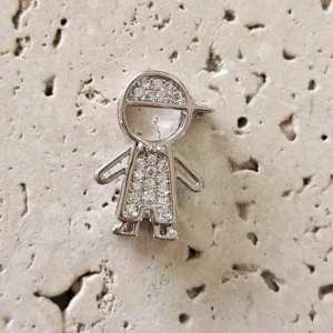 Pingente Menino de Boné Cravejado (1,5x1,0cm)