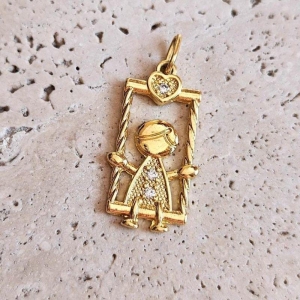 Pingente Menino no Balanço (2,5x1,8cm)