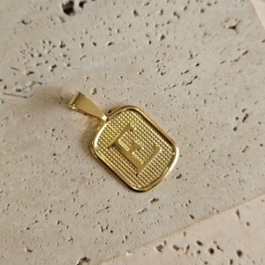 Pingente Placa Inicial E Grande (2,7x2,2cm)
